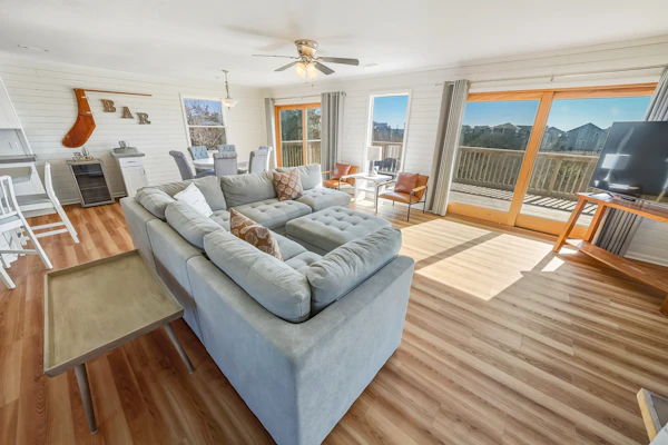 Sea La Vie - Stunning dog-friendly home with fully enclosed yard and close to beach access