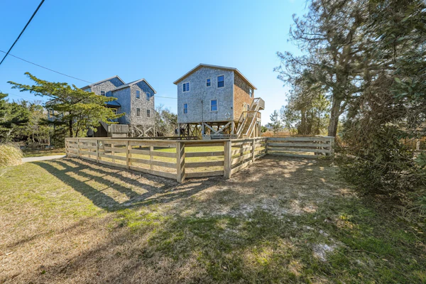 Sea La Vie - Stunning dog-friendly home with fully enclosed yard and close to beach access