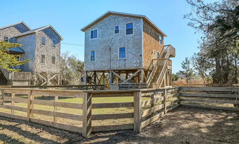 Sea La Vie - Stunning dog-friendly home with fully enclosed yard and close to beach access
