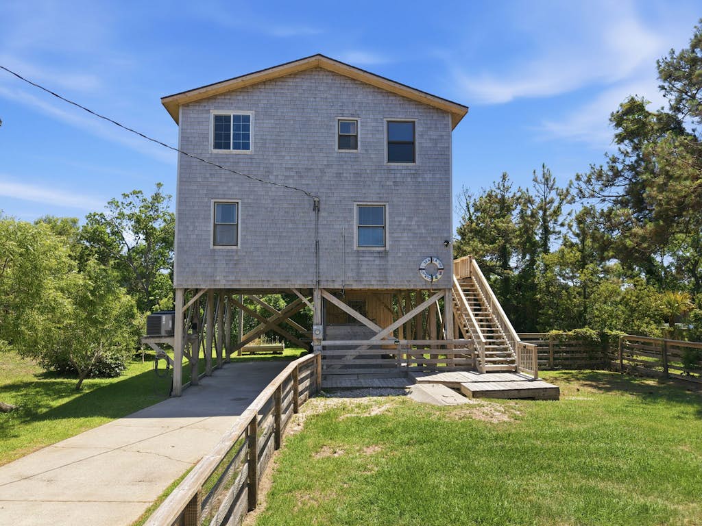 Sea La Vie - Stunning dog-friendly home with fully enclosed yard and close to beach access