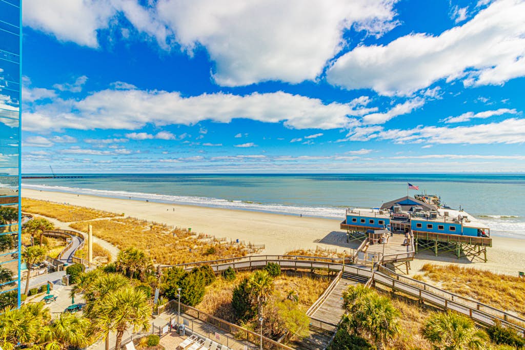 Charming Oceanfront Studio for 4! Walk to Skywheel! Yachtsman 802