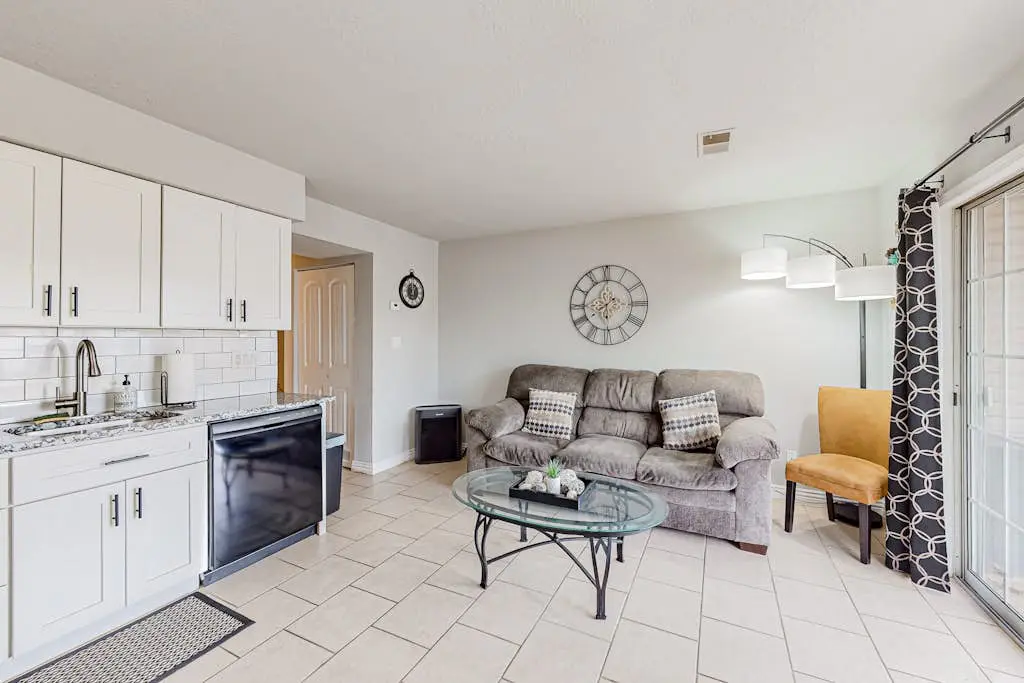 Entertainer's Landing - Pets Welcome