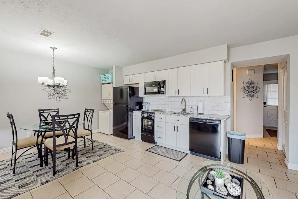 Entertainer's Landing - Pets Welcome
