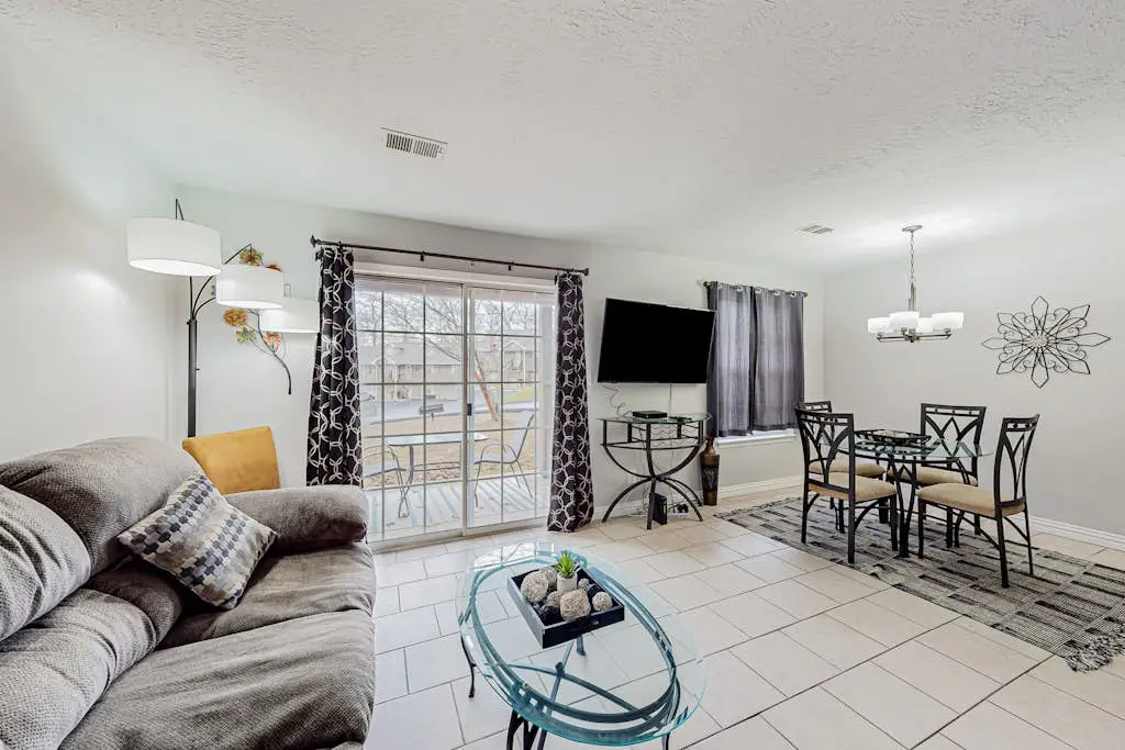 Entertainer's Landing - Pets Welcome