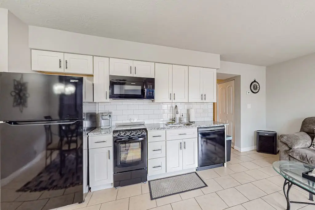 Entertainer's Landing - Pets Welcome