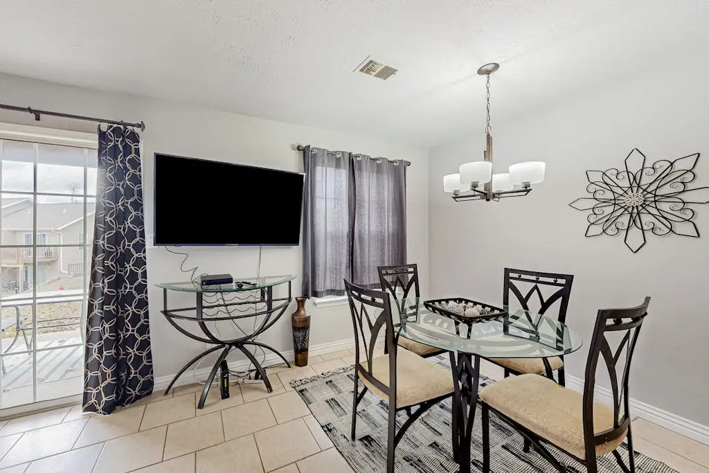 Entertainer's Landing - Pets Welcome