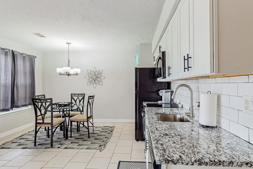 Entertainer's Landing - Pets Welcome