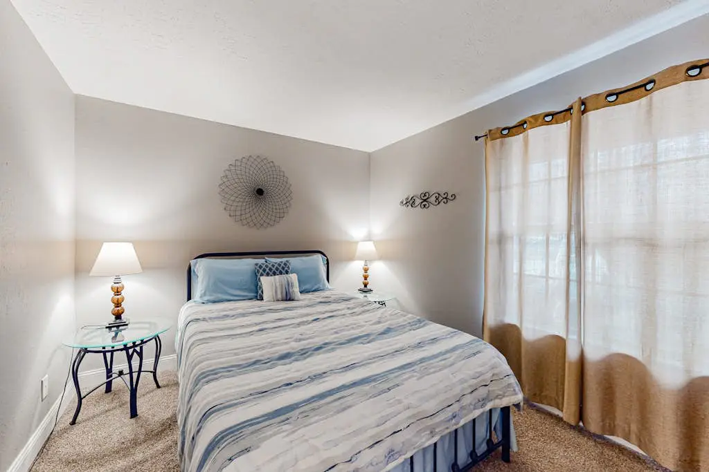 Entertainer's Landing - Pets Welcome