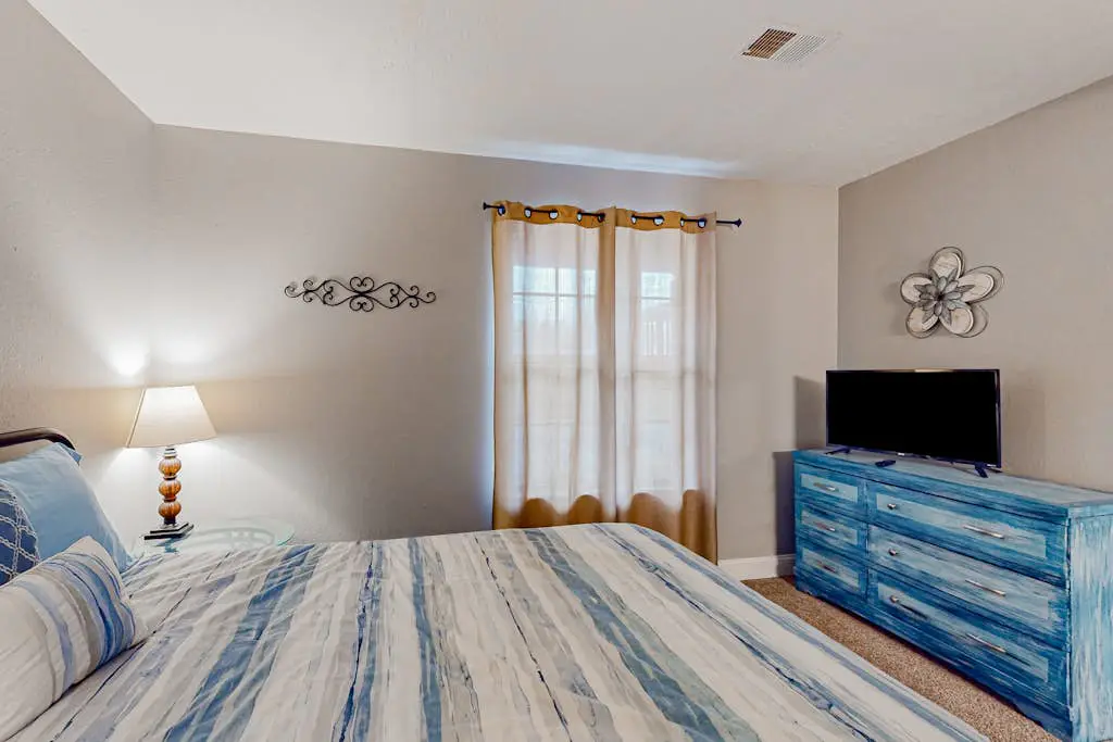 Entertainer's Landing - Pets Welcome