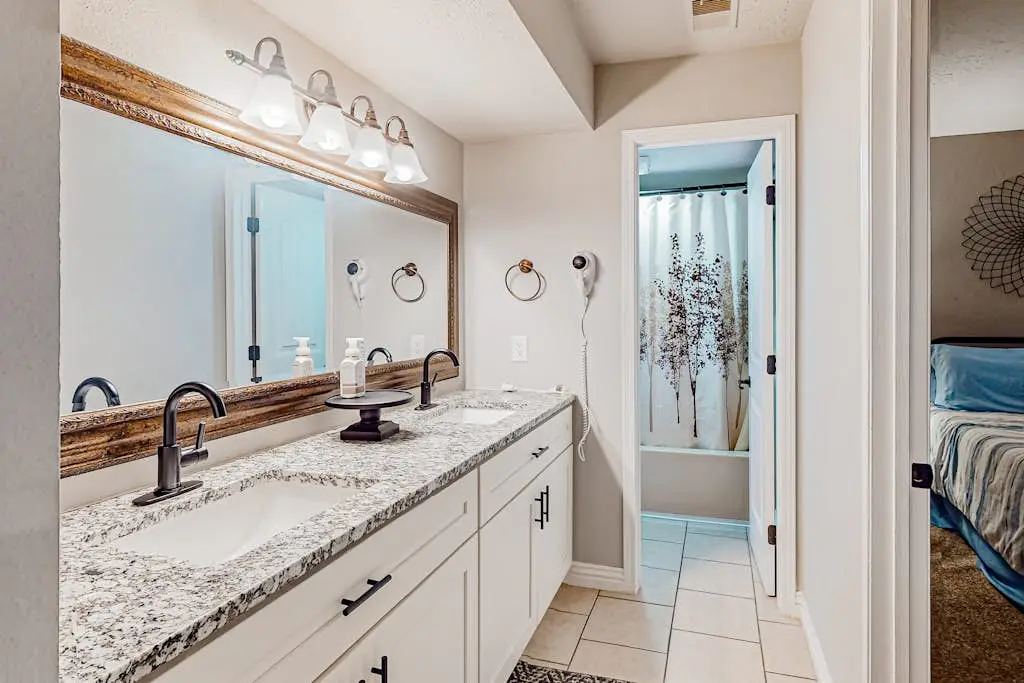 Entertainer's Landing - Pets Welcome