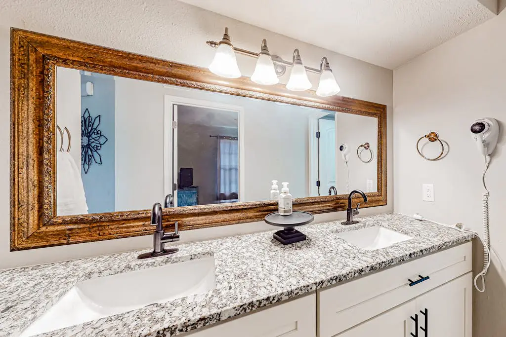 Entertainer's Landing - Pets Welcome