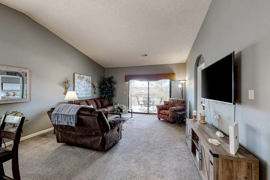 Inviting 2BR Condo - HOT TUB - Family Pool
