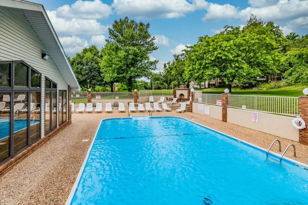 Inviting 2BR Condo - HOT TUB - Family Pool