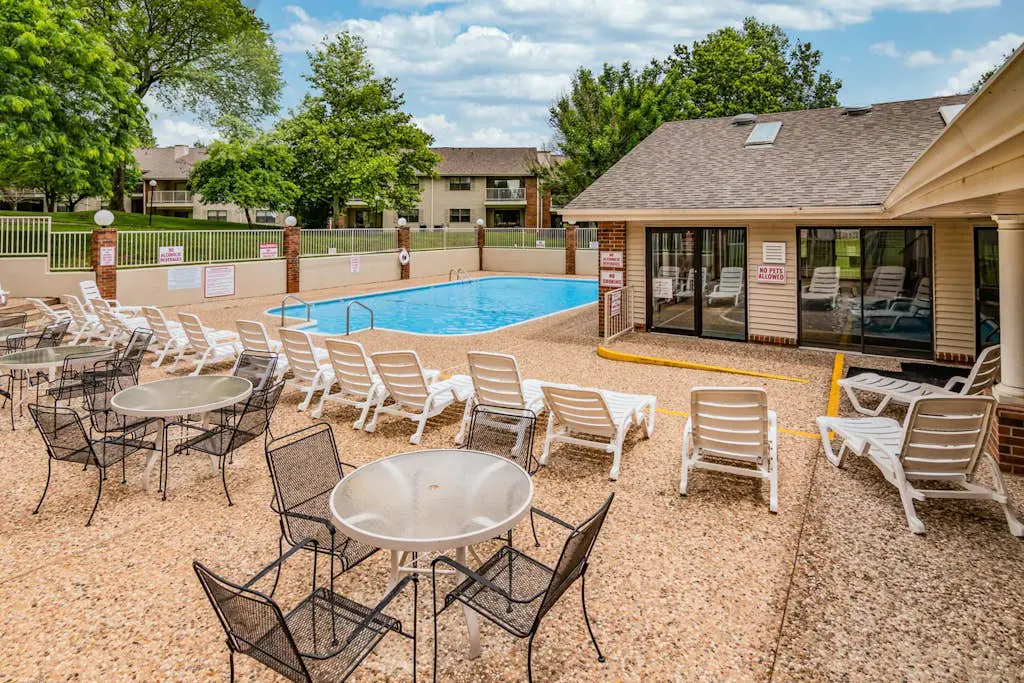 Inviting 2BR Condo - HOT TUB - Family Pool