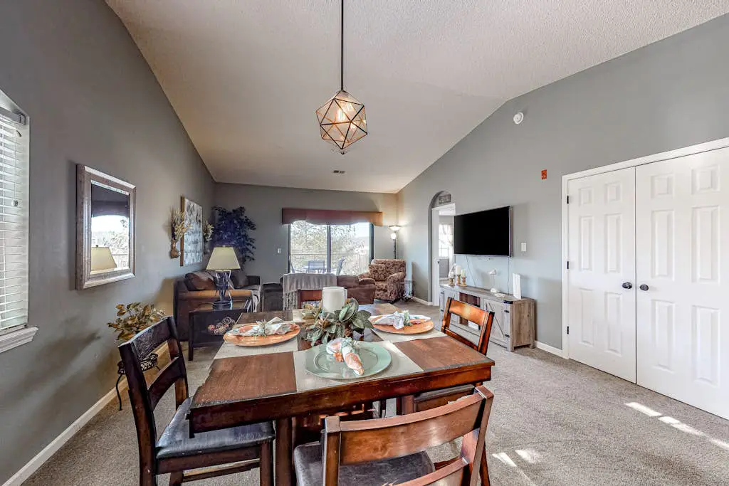 Inviting 2BR Condo - HOT TUB - Family Pool