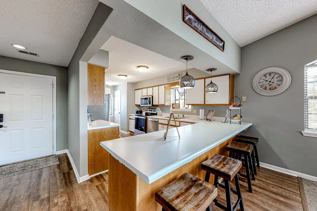 Inviting 2BR Condo - HOT TUB - Family Pool