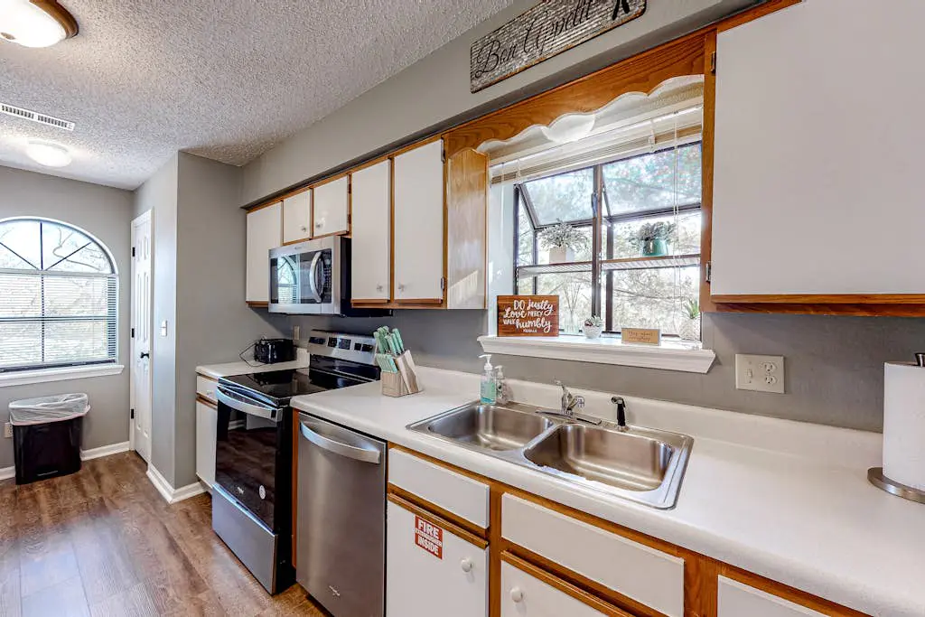 Inviting 2BR Condo - HOT TUB - Family Pool