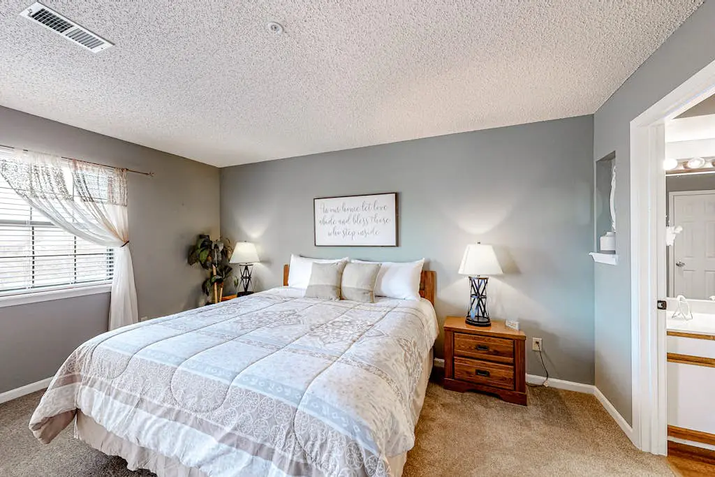 Inviting 2BR Condo - HOT TUB - Family Pool