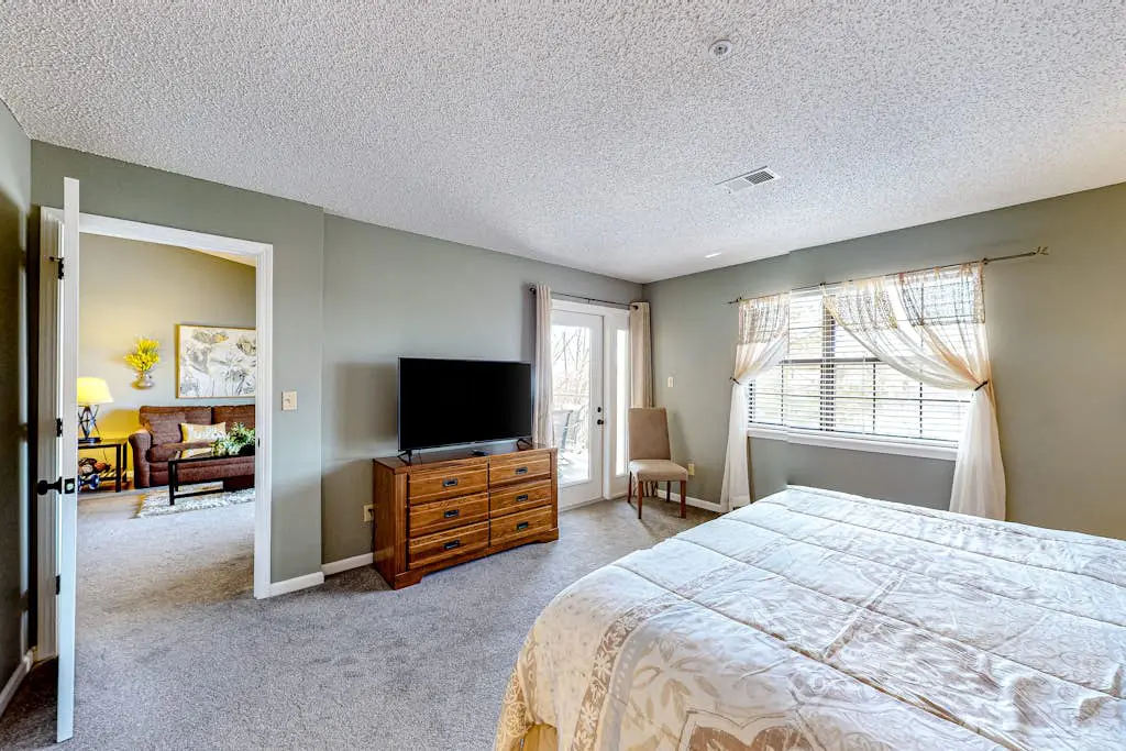 Inviting 2BR Condo - HOT TUB - Family Pool