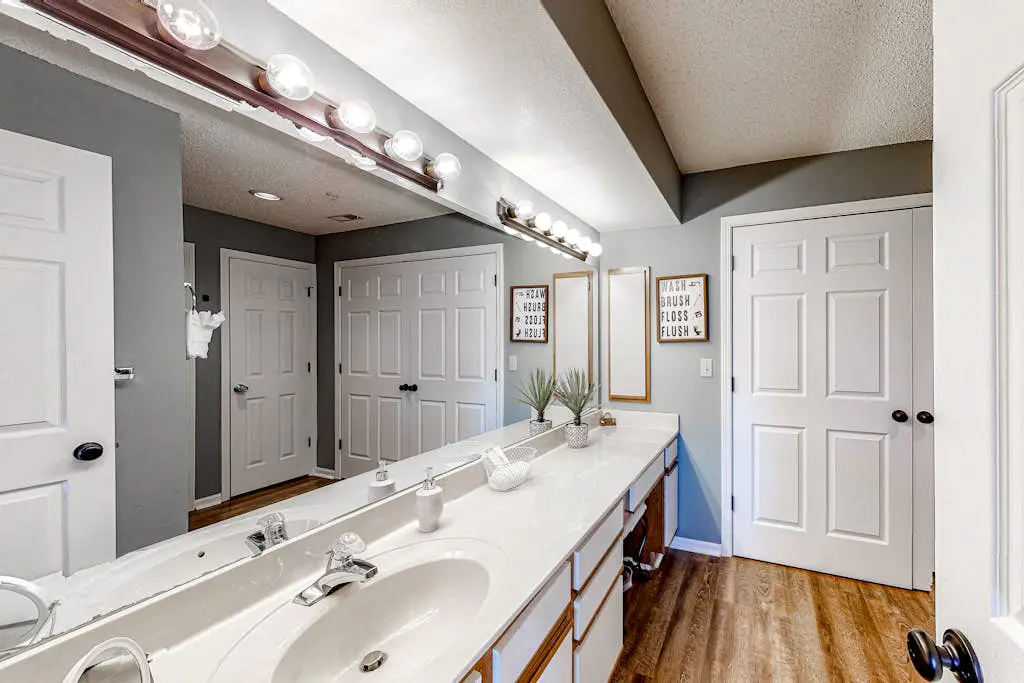 Inviting 2BR Condo - HOT TUB - Family Pool