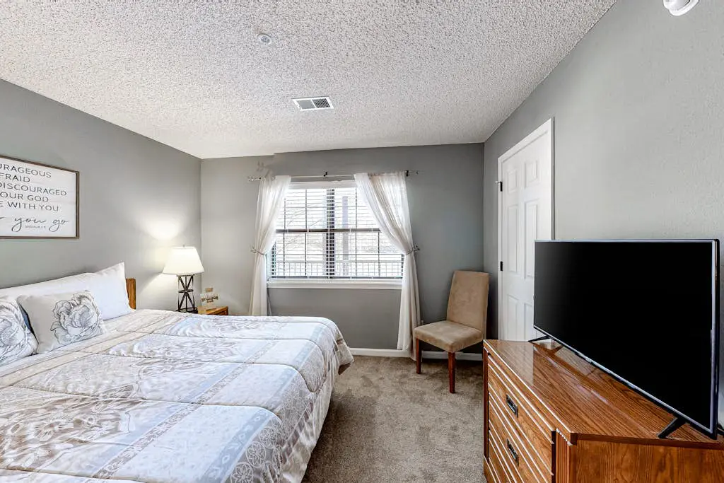 Inviting 2BR Condo - HOT TUB - Family Pool