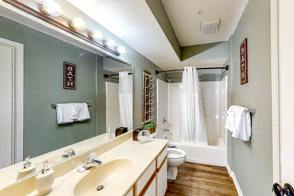 Inviting 2BR Condo - HOT TUB - Family Pool