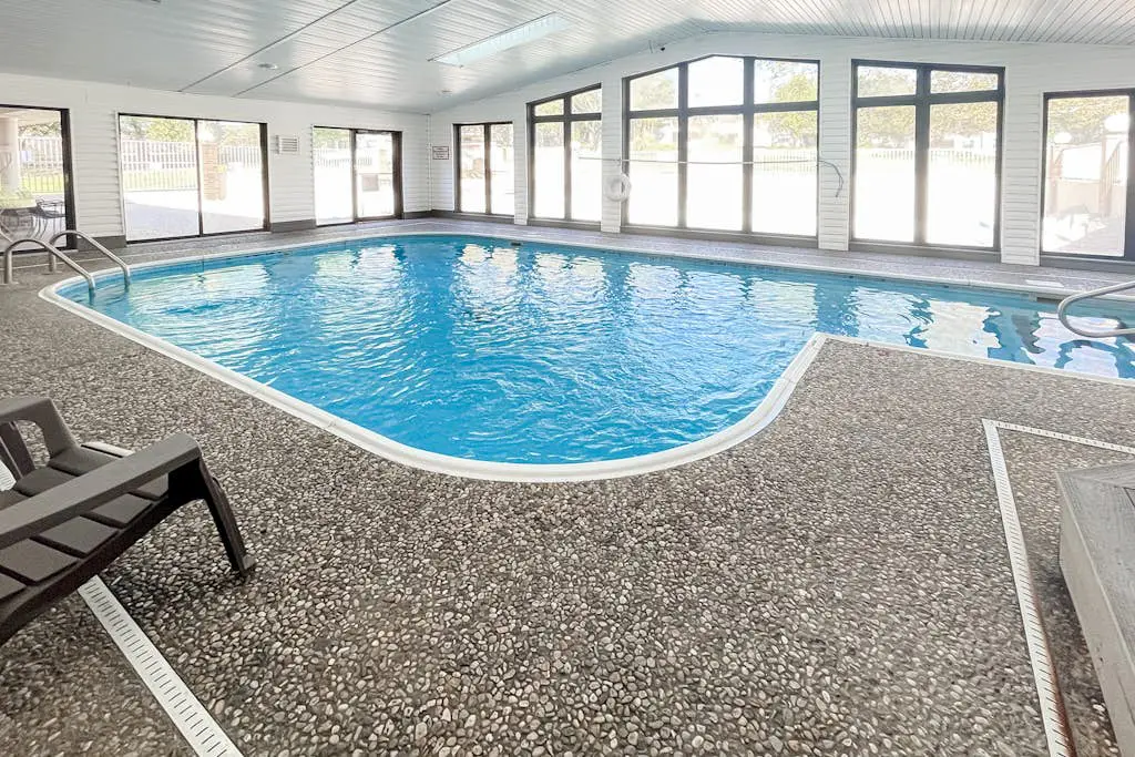 Inviting 2BR Condo - HOT TUB - Family Pool