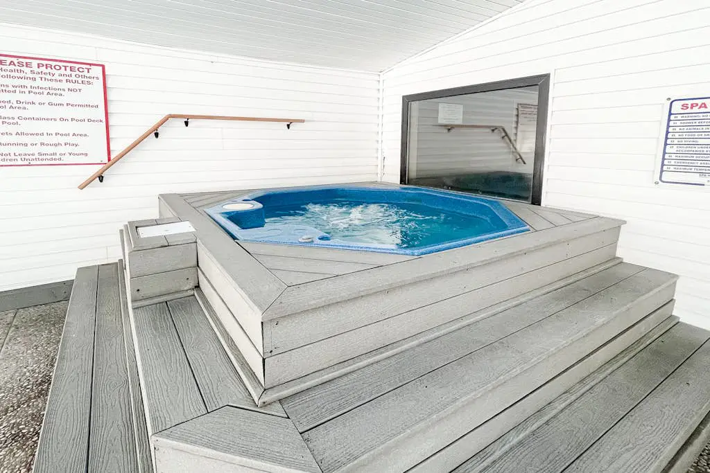 Inviting 2BR Condo - HOT TUB - Family Pool