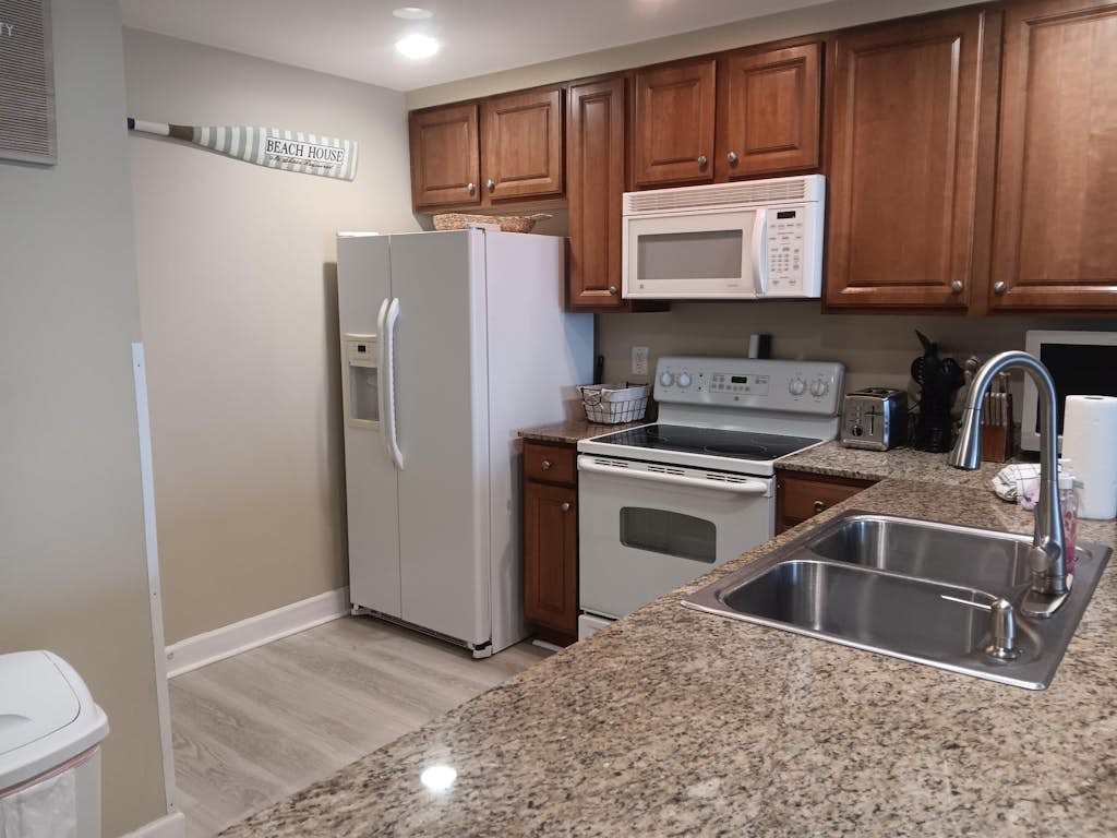 Coastal condo, close to beaches, shared pools