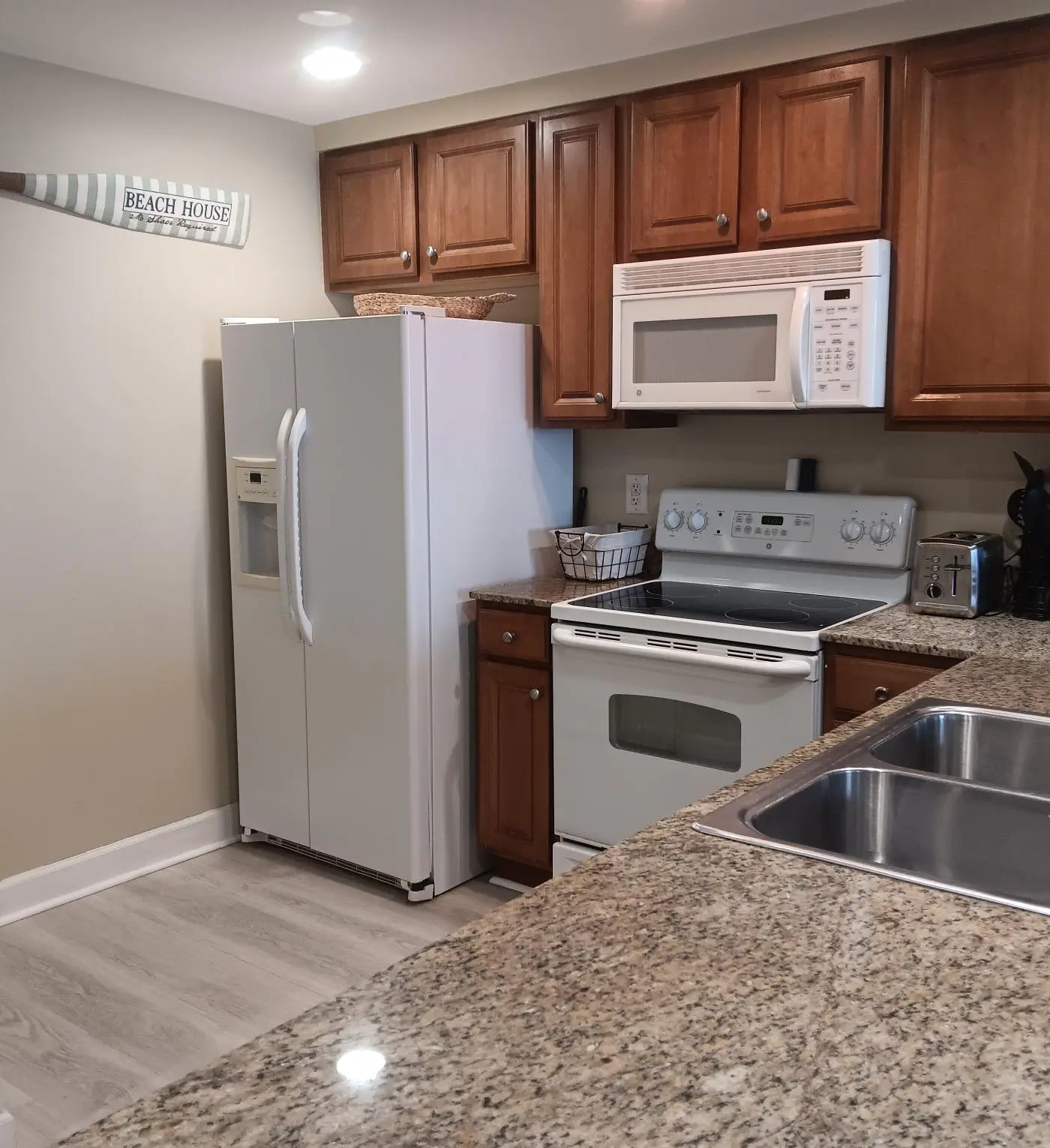 Coastal condo, close to beaches, shared pools