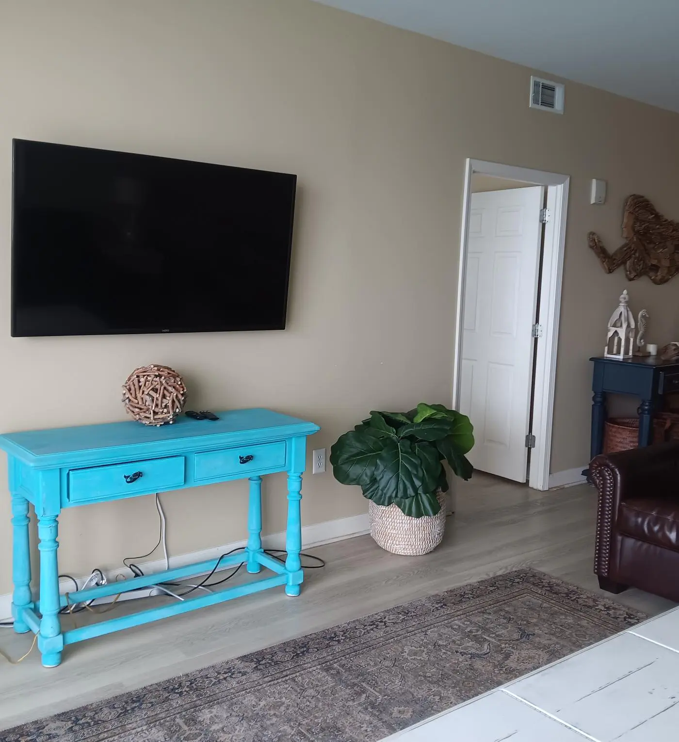 Coastal condo, close to beaches, shared pools