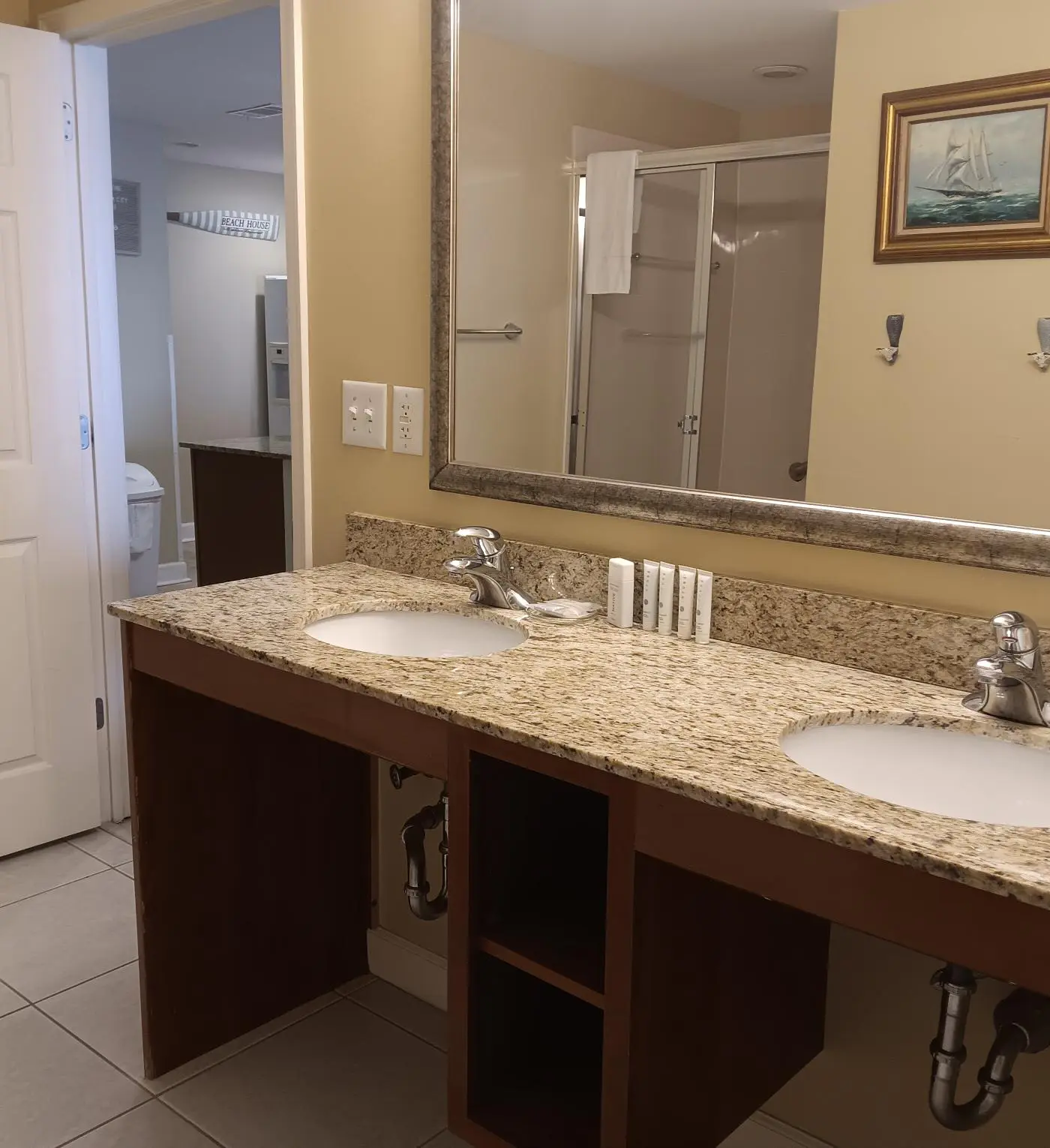 Coastal condo, close to beaches, shared pools