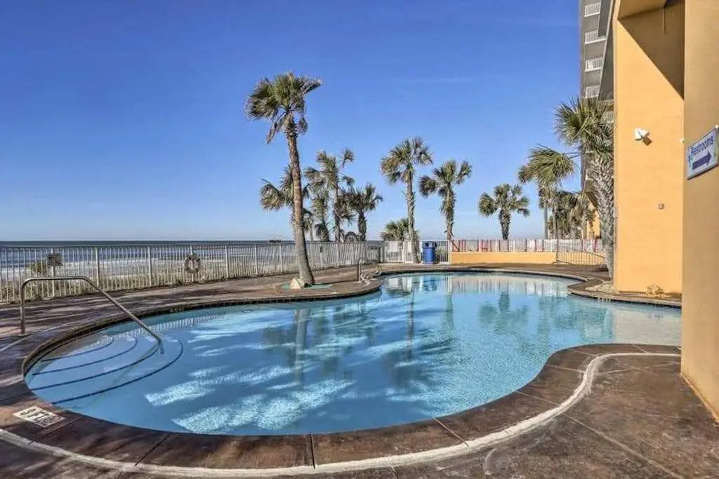 Coastal condo, close to beaches, shared pools