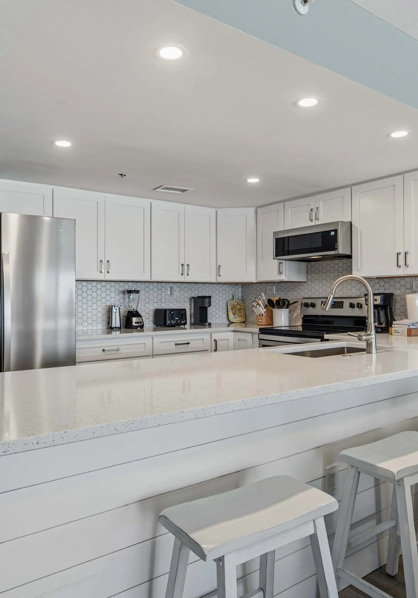 Vibrant 3BR gulf front condo with beach access