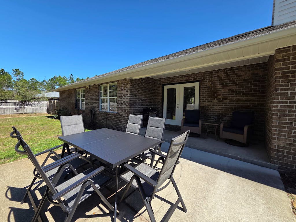Spacious 3 BR home near beaches and shopping - sleeps 7!
