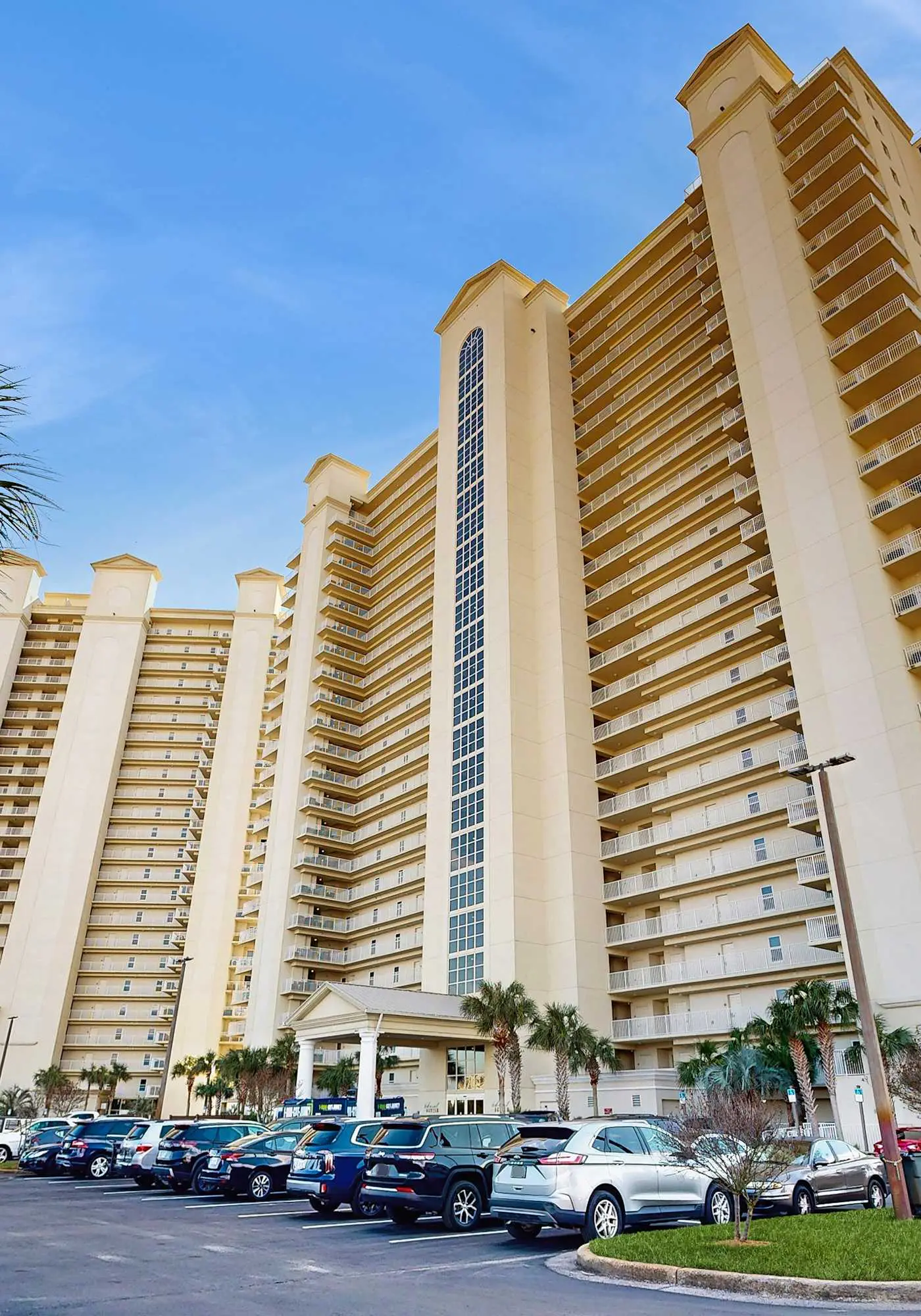 Stylish condo with gulf views, pool and gym