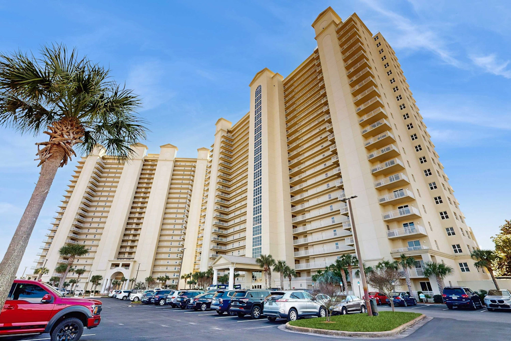 Stylish condo with gulf views, pool and gym