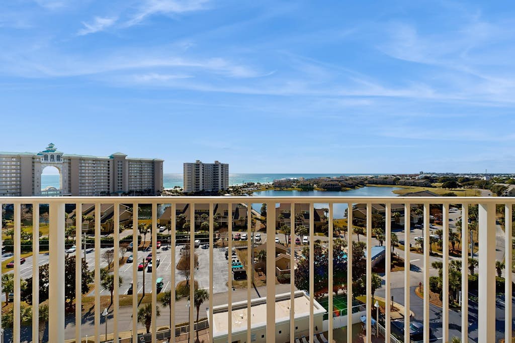 Stylish condo with gulf views, pool and gym