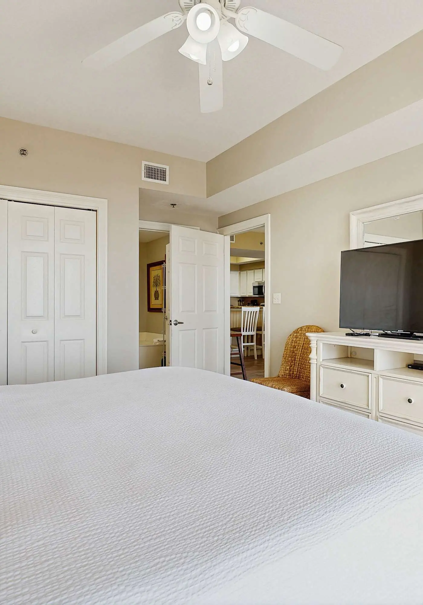 Stylish condo with gulf views, pool and gym!