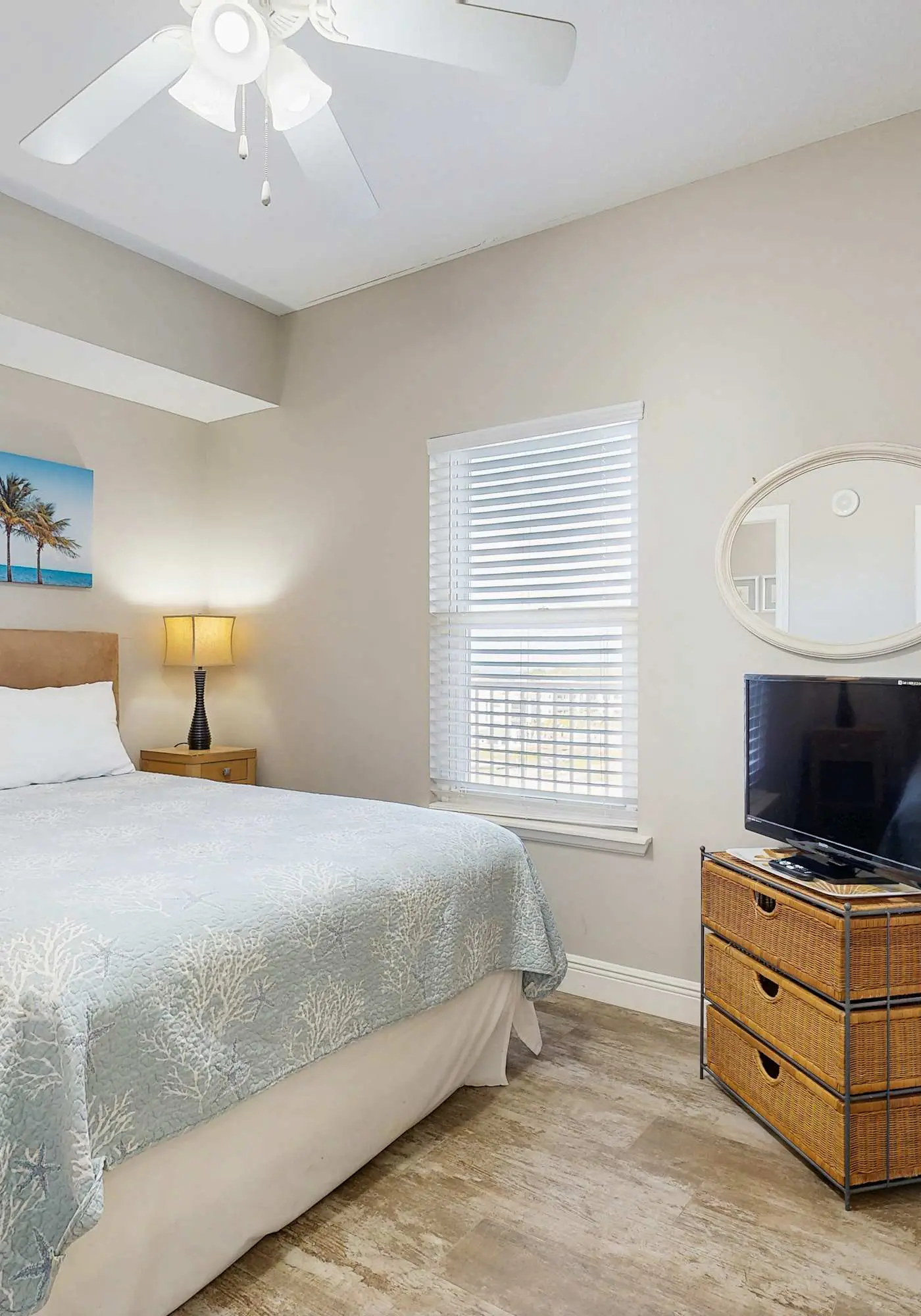 Stylish condo with gulf views, pool and gym!