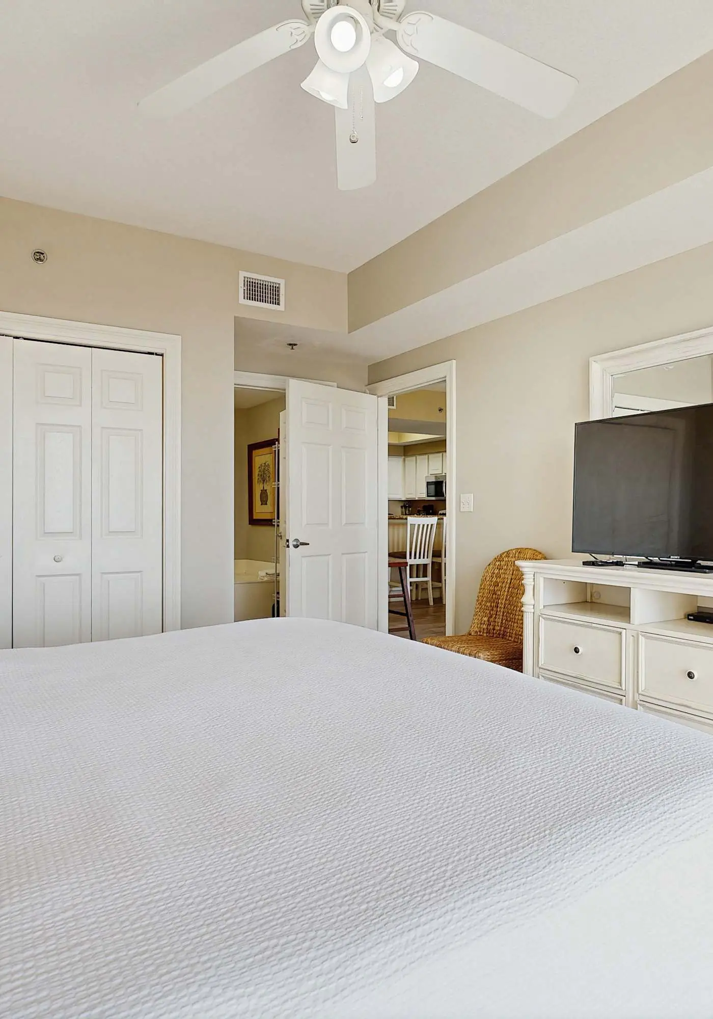 Stylish condo with gulf views, pool and gym!