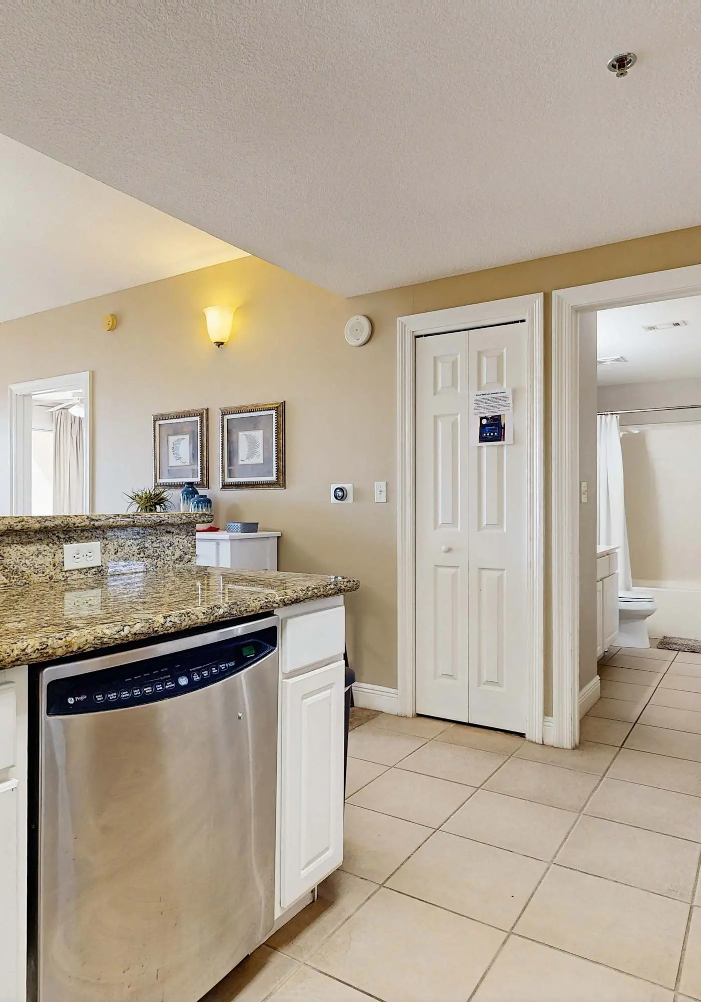 Stylish condo with gulf views, pool and gym!