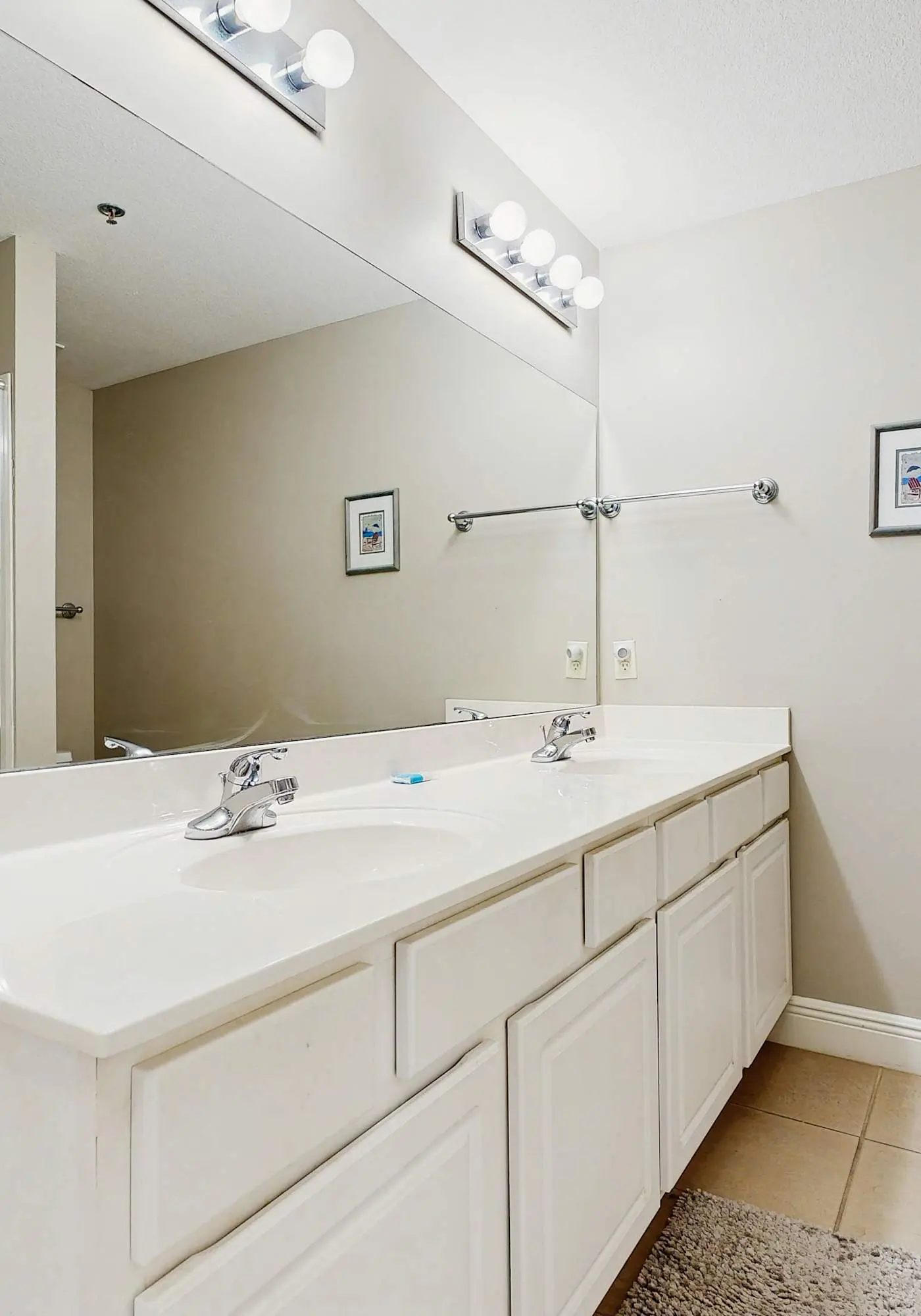 Stylish condo with gulf views, pool and gym!