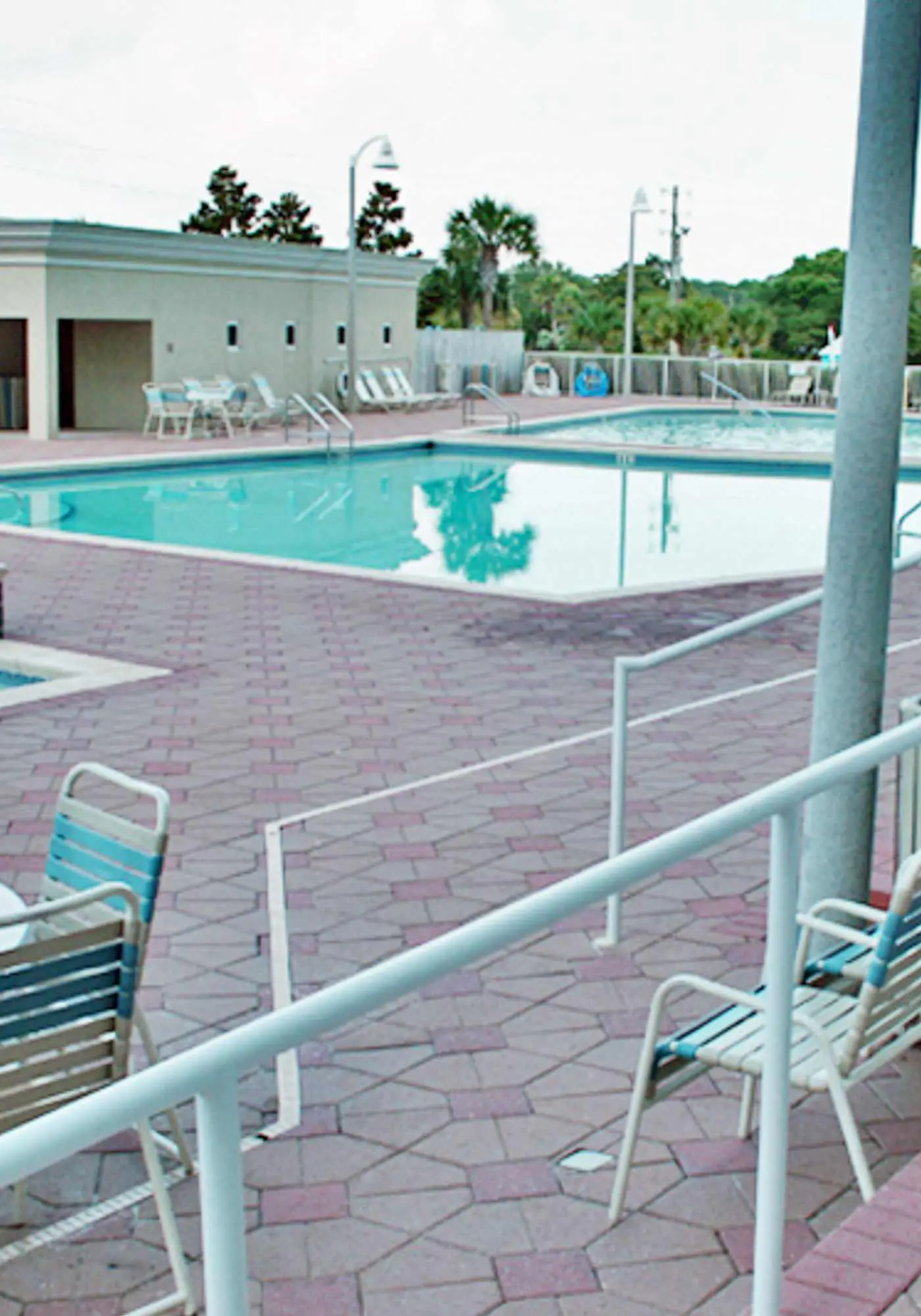 Stylish condo with gulf views, pool and gym!