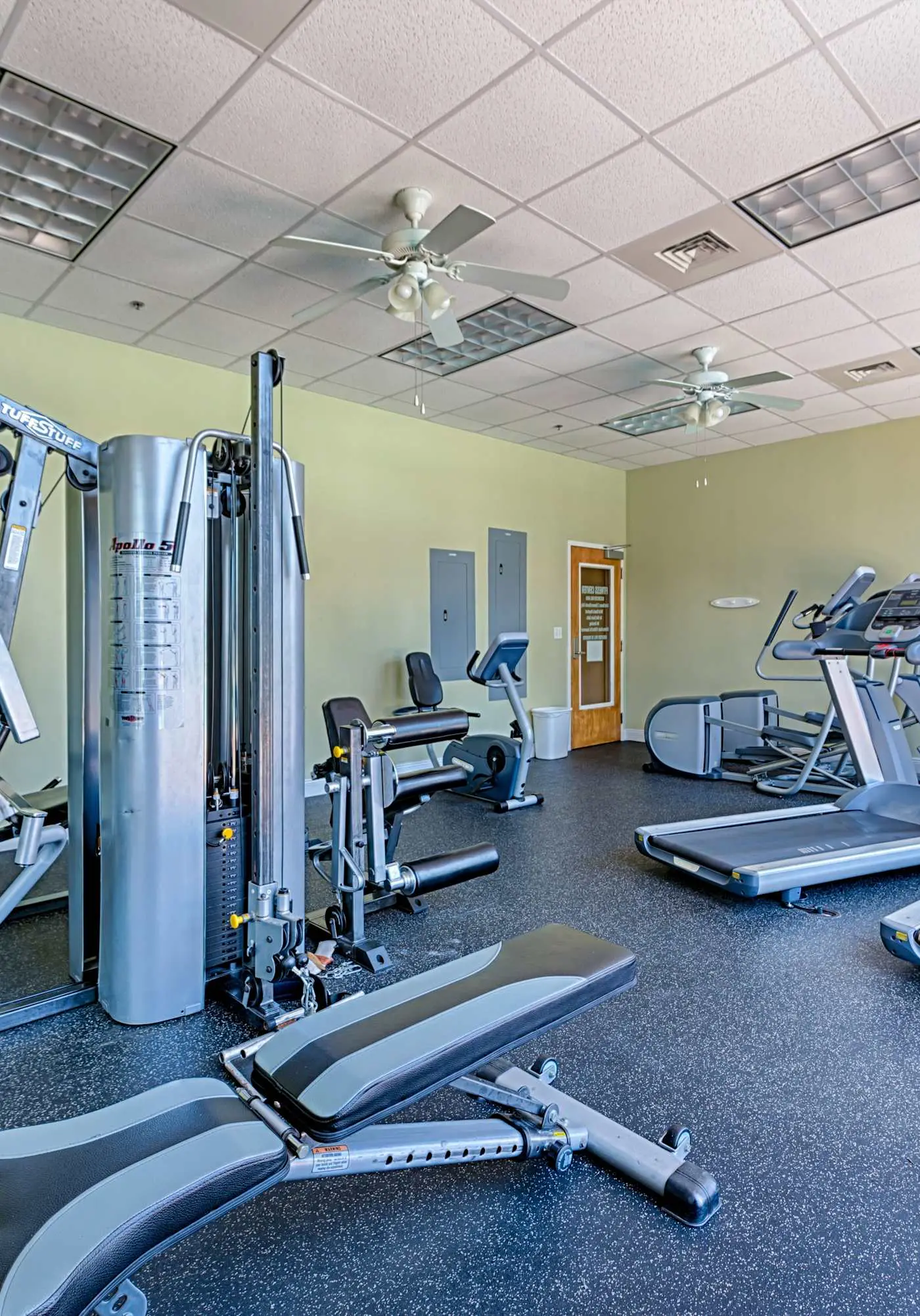 Stylish condo with gulf views, pool and gym!