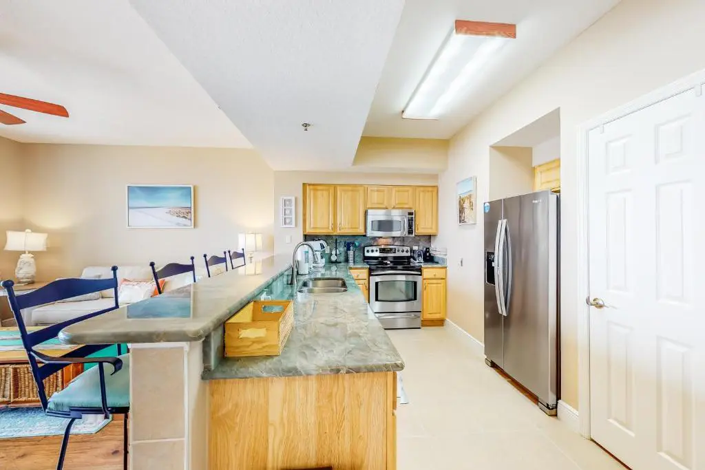Spacious condo with gulf views, Gym, Shopping