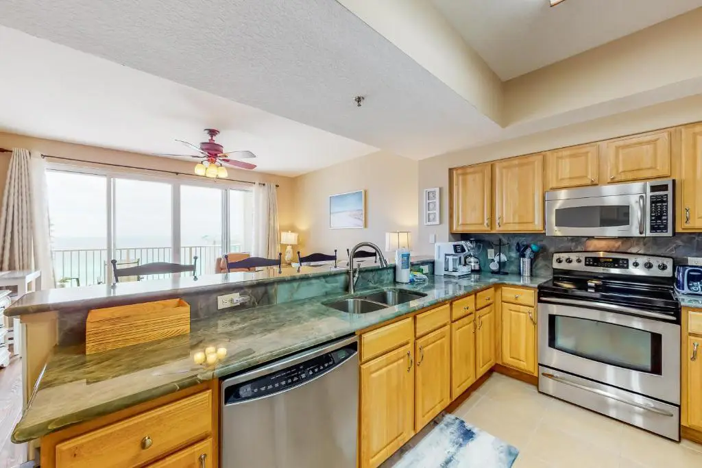Spacious condo with gulf views, Gym, Shopping