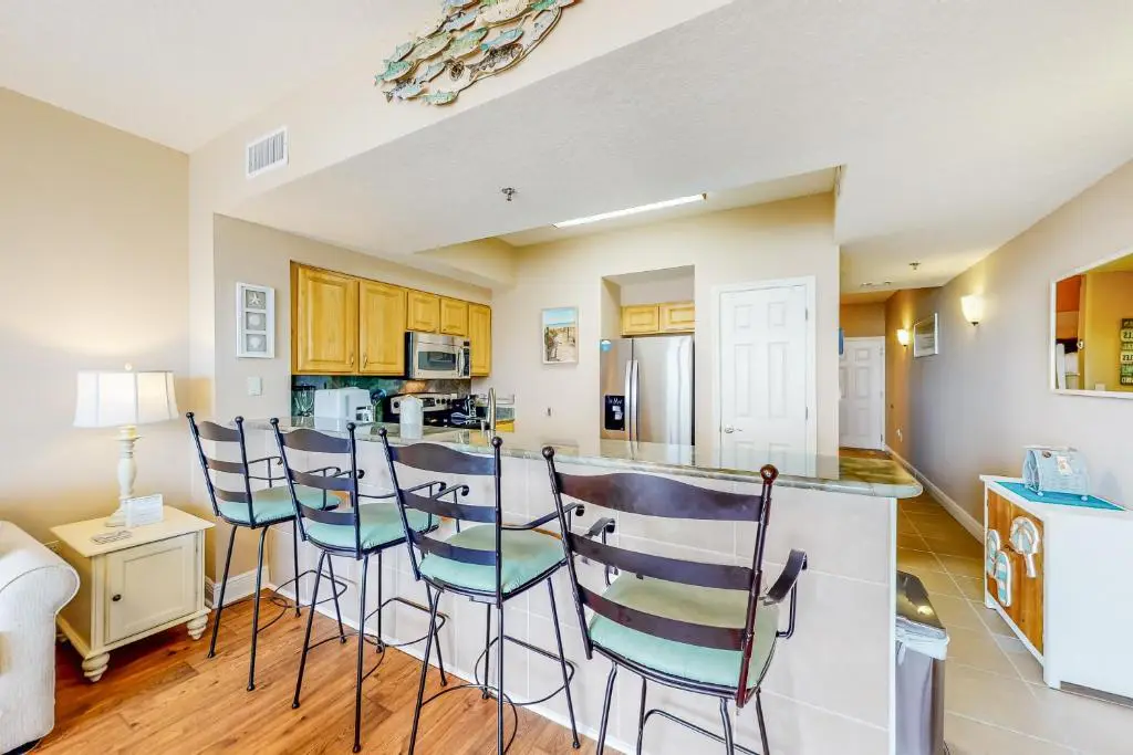 Spacious condo with gulf views, Gym, Shopping