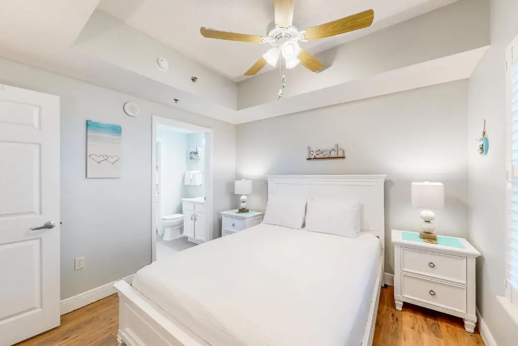 Spacious condo with gulf views, Gym, Shopping