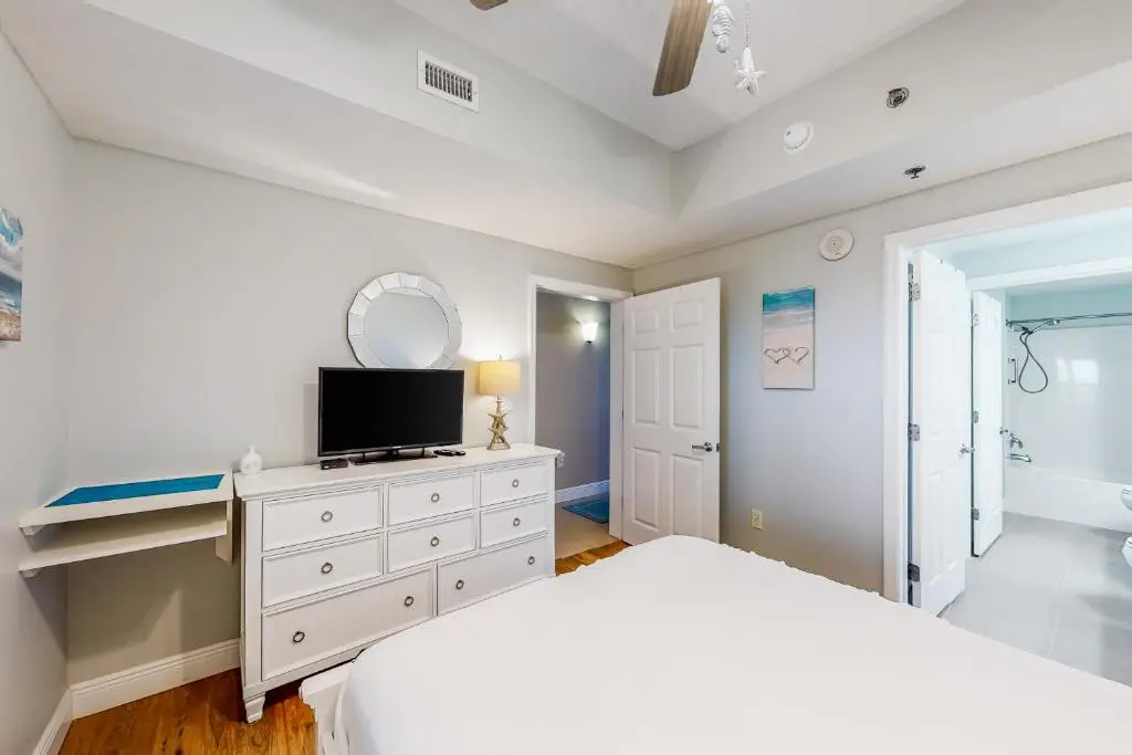 Spacious condo with gulf views, Gym, Shopping